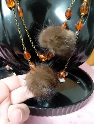 Collana ambra e pon pon marroni