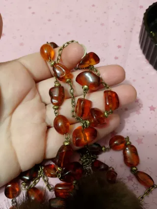 Collana ambra e pon pon marroni