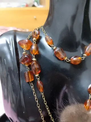 Collana ambra e pon pon marroni