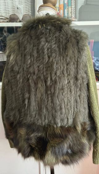 Chaleco de pelo marrón y verde