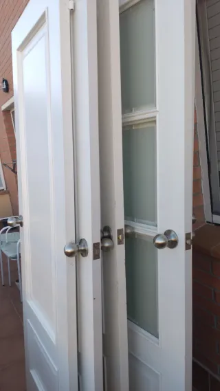 Puertas blancas de madera con manillas