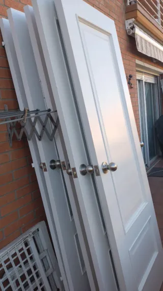 Puertas blancas de madera con manillas