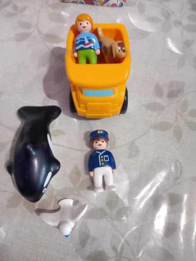 Excavadora y camión de juguete naranja