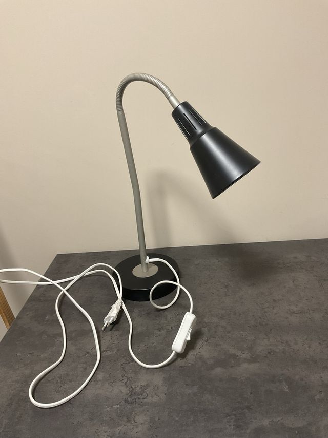 Flexo de escritorio Ikea negro y plateado