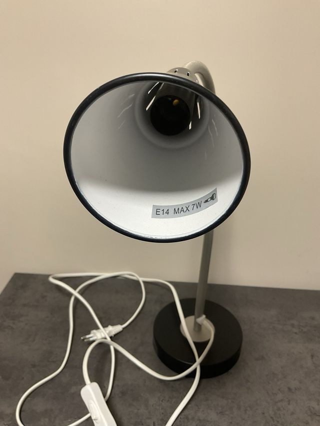 Flexo de escritorio Ikea negro y plateado