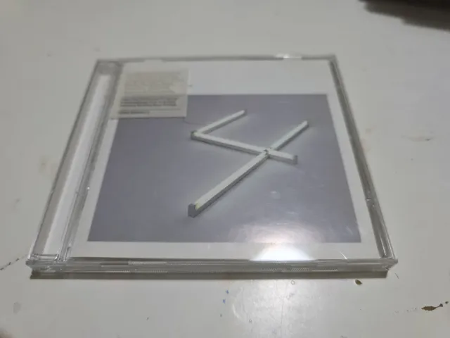CD con diseño minimalista '4'