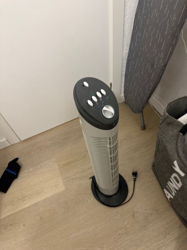 Ventilador de torre gris y negro