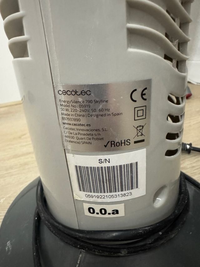 Ventilador de torre gris y negro