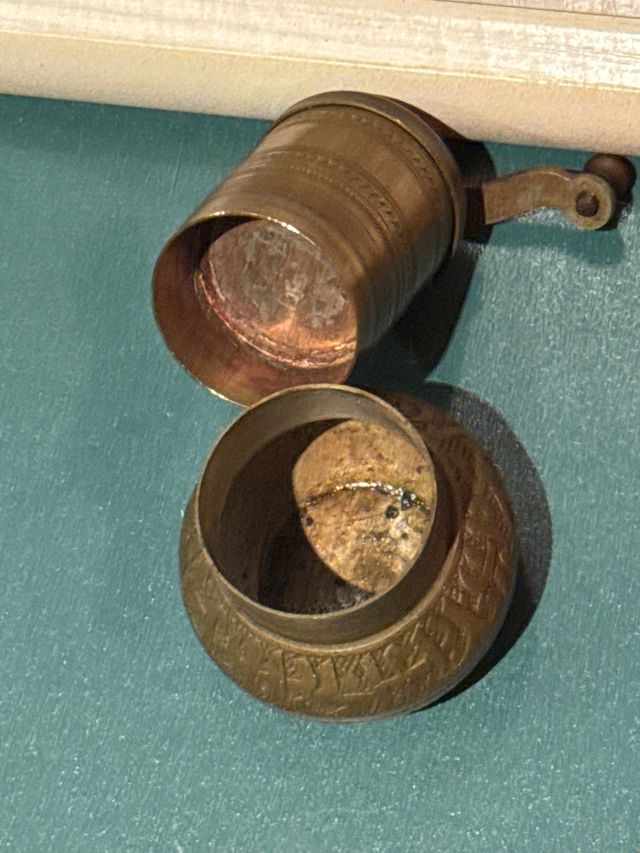 Antichi mulini in metallo dorati