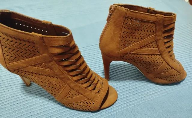 Botín marrón tacón abierto