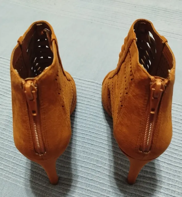 Botín marrón tacón abierto