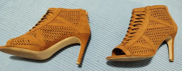 Botín marrón tacón abierto