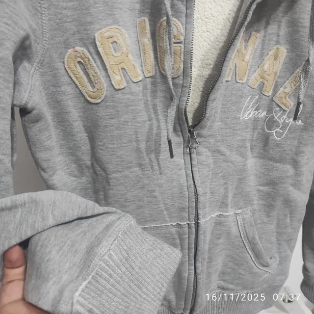 Sudadera gris con capucha