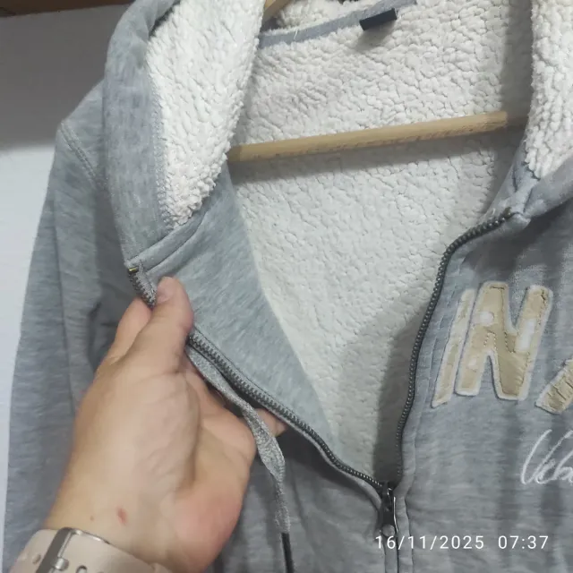 Sudadera gris con capucha