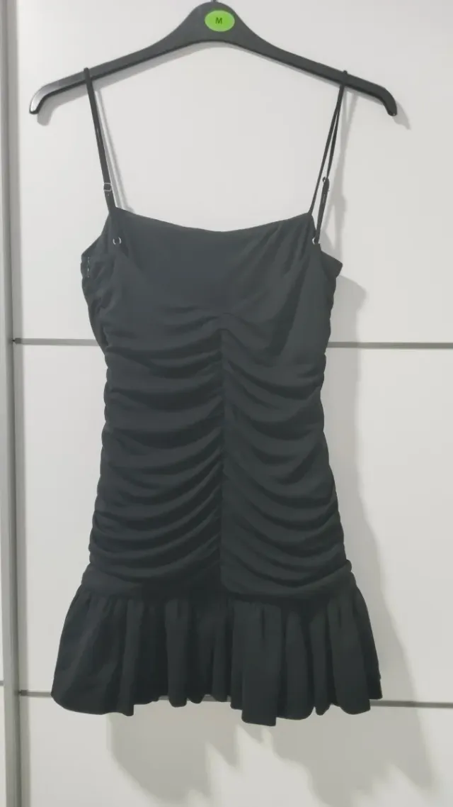 Vestido de verano negro.