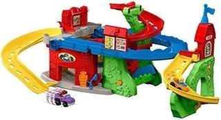 Aparcamiento de coches con tobogán