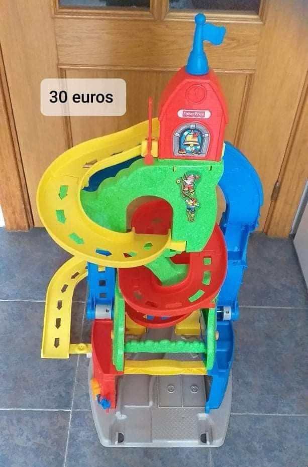 Aparcamiento de coches con tobogán