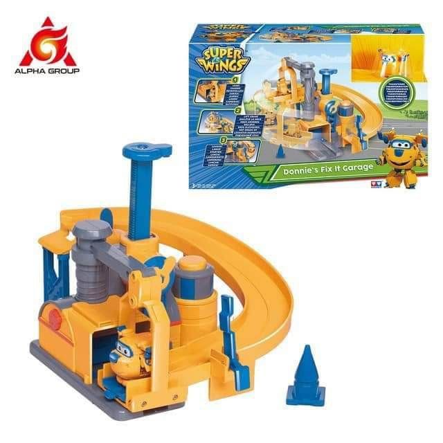 Aparcamiento de coches con tobogán