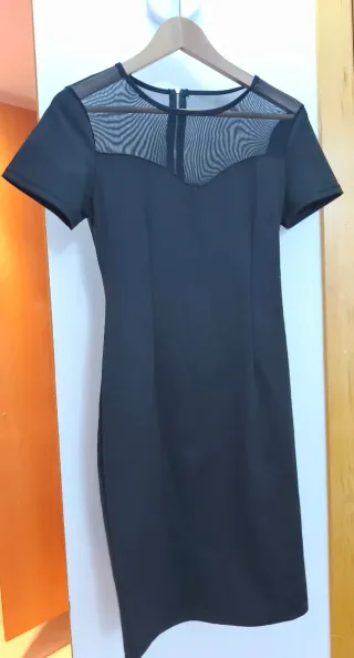 Vestido negro con escote de malla