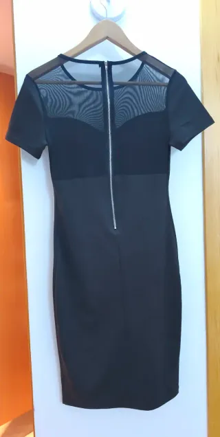 Vestido negro con escote de malla