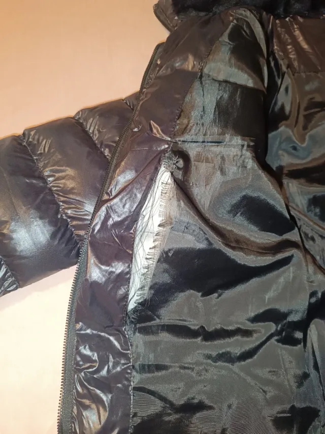 Piumino corto donna nero brillante