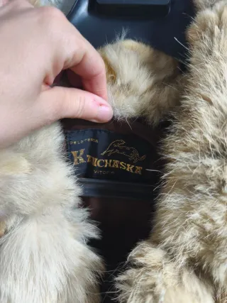 Tre cappotti in pelle marrone