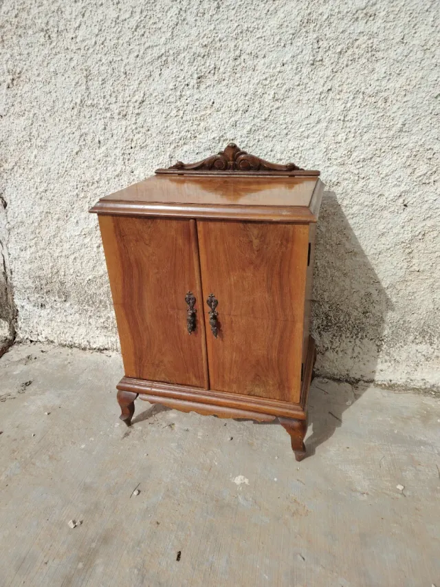 Mesita de noche de madera