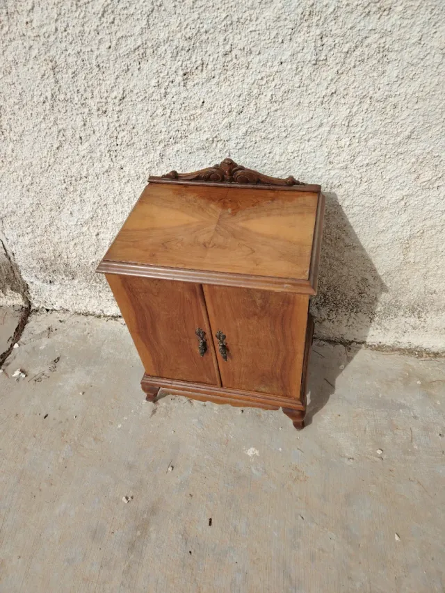 Mesita de noche de madera