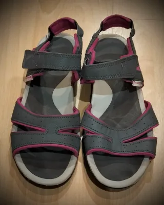 Sandalias trekking Quechua grises y rosas