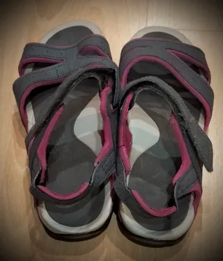 Sandalias trekking Quechua grises y rosas