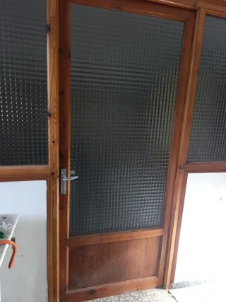 Puerta de madera acristalada