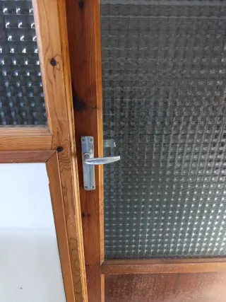 Puerta de madera acristalada