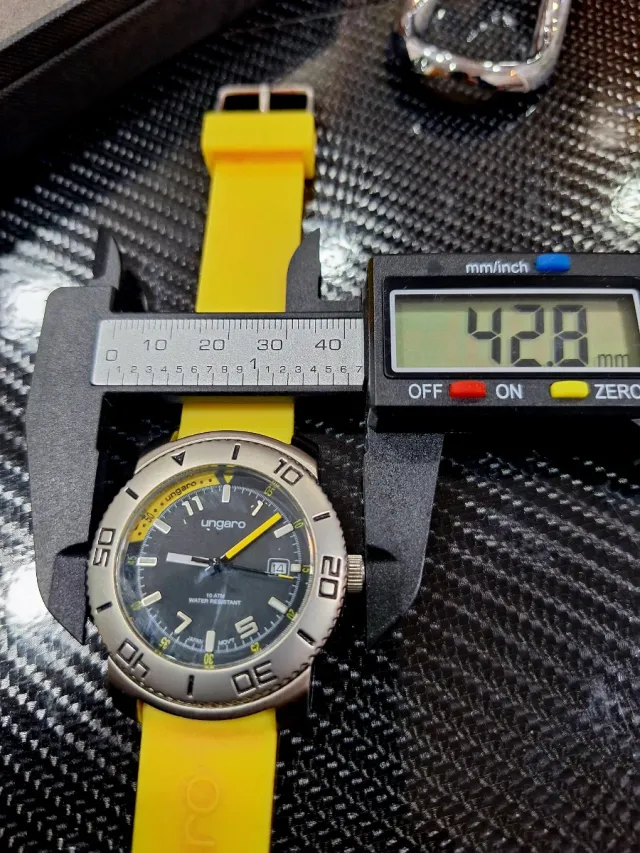 Reloj Ungaro 100m 42mm cristal mineral