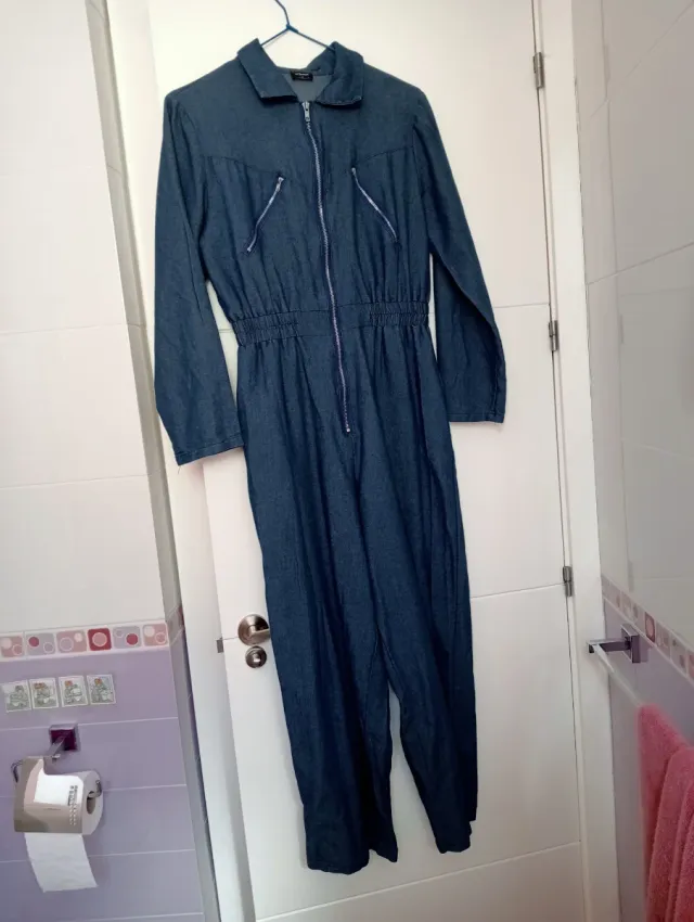 Mono vaquero azul con cremallera.