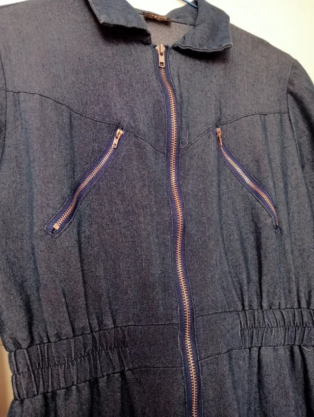 Mono vaquero azul con cremallera.