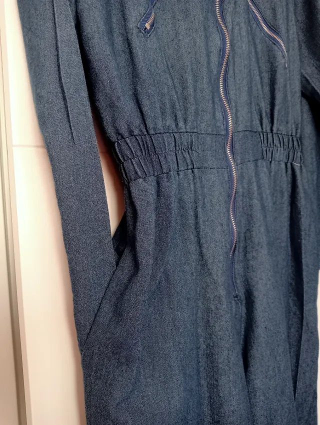 Mono vaquero azul con cremallera.