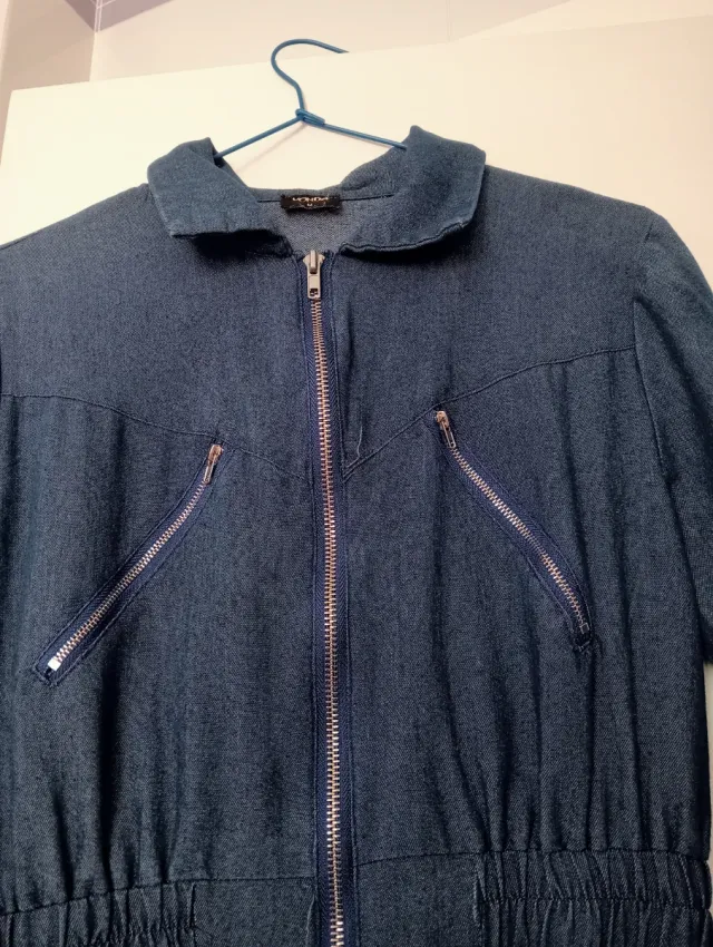 Mono vaquero azul con cremallera.