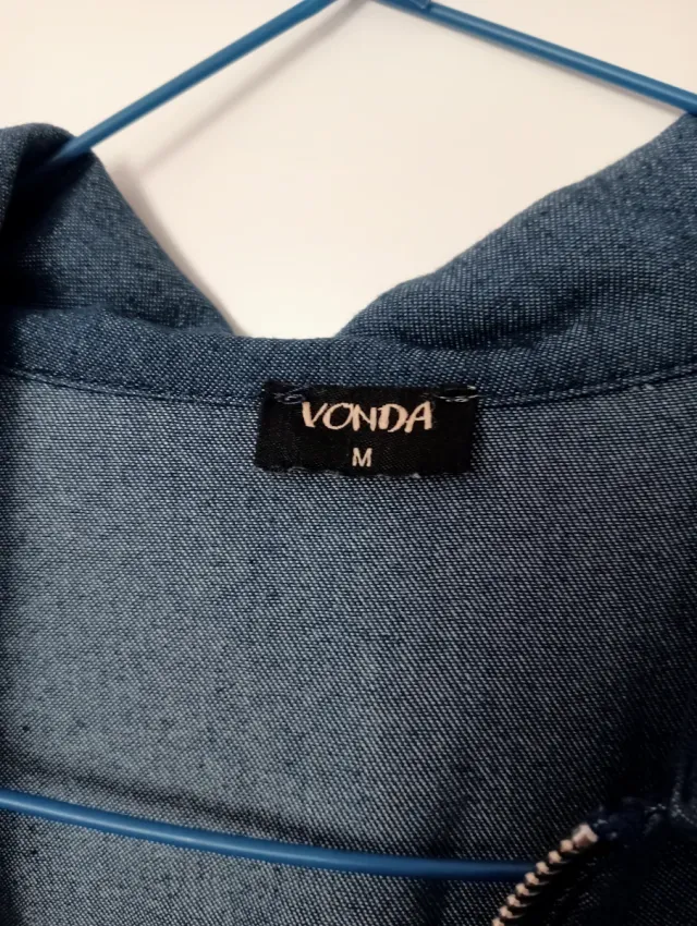 Mono vaquero azul con cremallera.