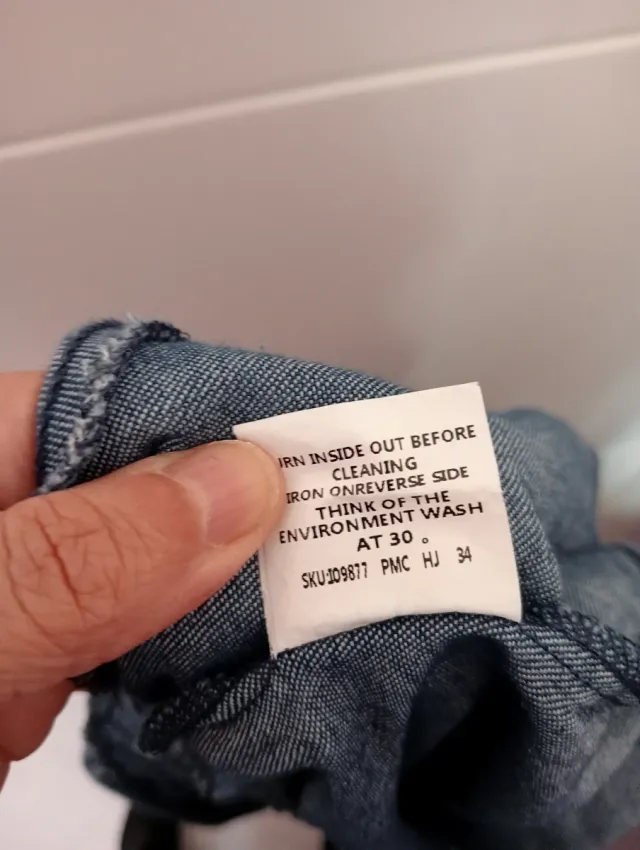 Mono vaquero azul con cremallera.