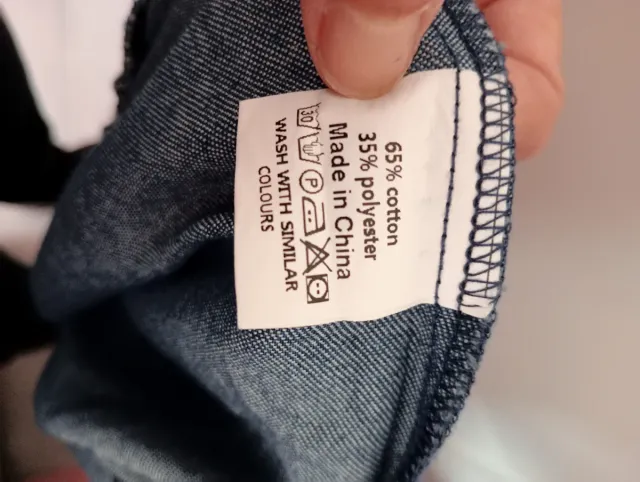 Mono vaquero azul con cremallera.