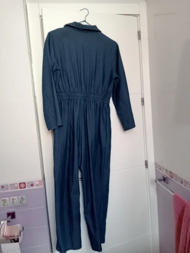 Mono vaquero azul con cremallera.