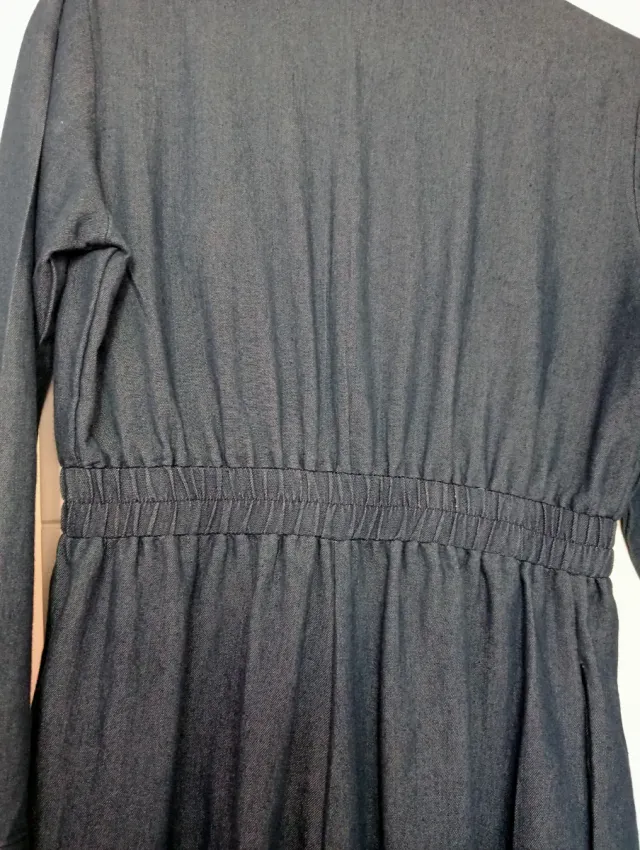 Mono vaquero azul con cremallera.