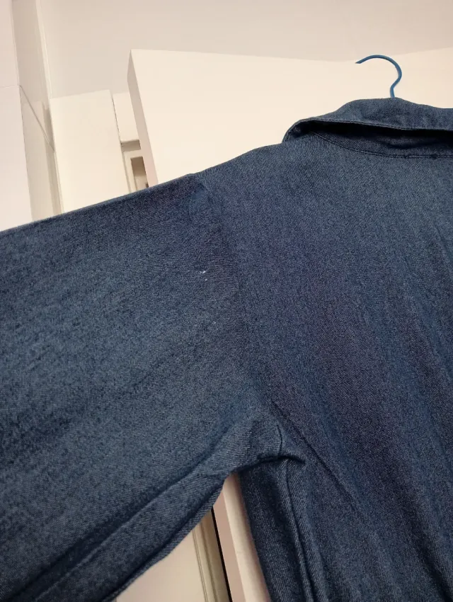 Mono vaquero azul con cremallera.