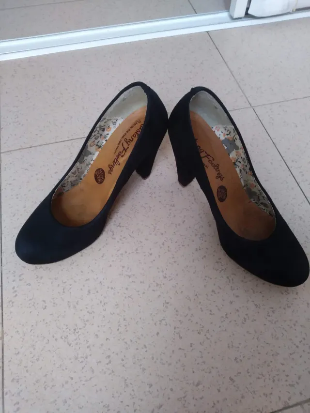 Sapatos de salto pretos