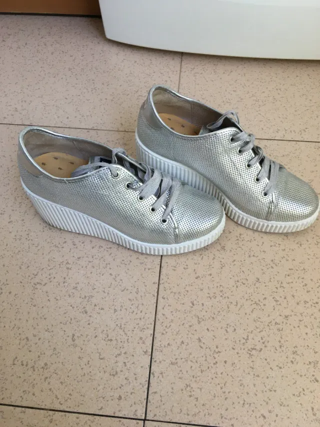 Tênis prateados