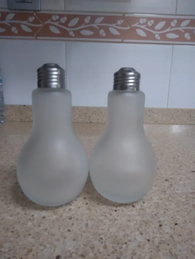 Salero de cristal e metal