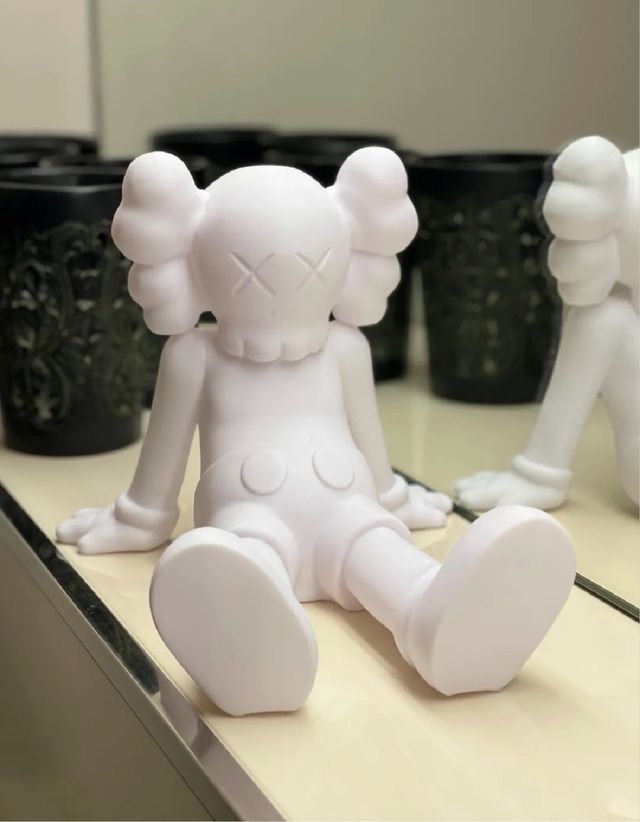 Figura Kaws Sentada Blanca