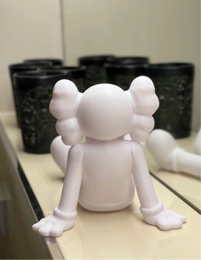 Figura Kaws Sentada Blanca