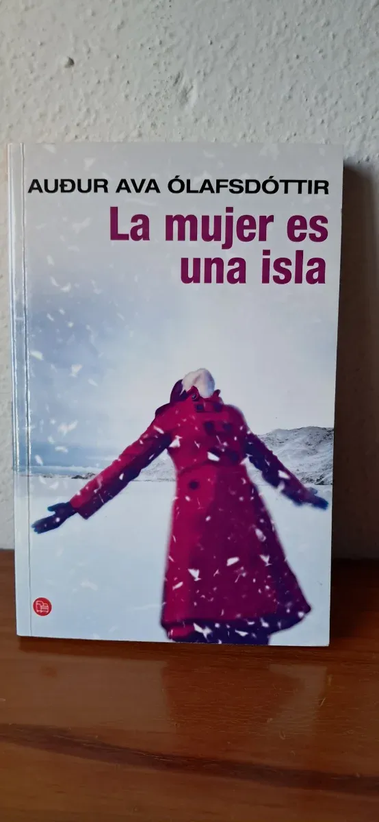 LA MUJER ES UNA ISLA