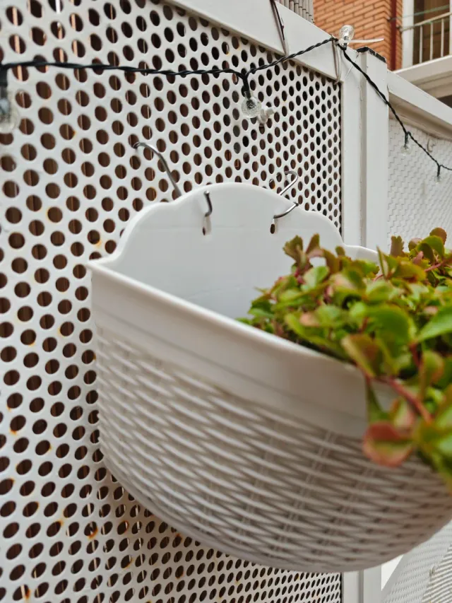 Maceteros Colgantes Resina Ratta Blancos